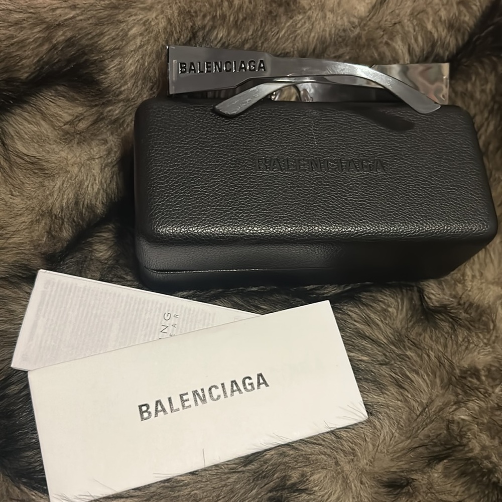 BALENCIAGA FUTURISTIC SUNGLASSES - Picture 3 of 5